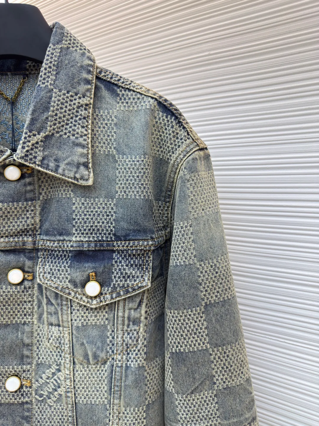 LOUIS VUITTON Yellow checkerboard denim jacket ●Authentic product: purchased and developed by 16499 ●Item number: 1680610-C20 ●Fabric: denim fabric ●Technology: jacquard production ●Version: fitted version ●Weight: about 935 grams ●Size: 46-48-50-52 ●Description: The fabric is integrated into 3D Damier jacquard, a classic plaid pattern combined with 3D jacquard technology, is a process of weaving three-dimensional patterns on the fabric through a loom. Fading and distressing effect, this fabric uses sand washing process and special dyeing technology. The natural wear and fading effect of the denim after washing makes it look more retro and historical. The overall wiring is straight and delicate, the fabric is comfortable and soft, and the color is consistent without color difference. It can be matched with the same style to create a fashionable look and control various occasions. Customized accessories, complete with three standards, same style for men and women!